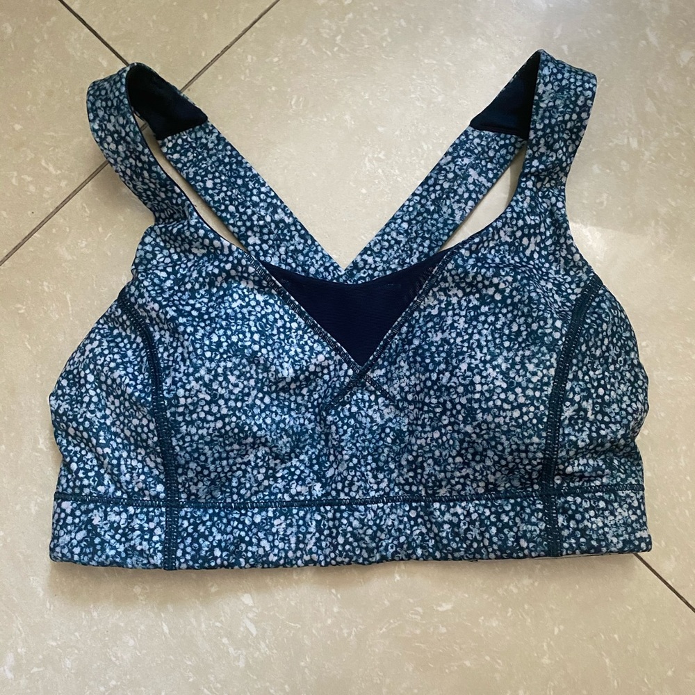 lululemon high support luxtreme bra, size 6, gently used, with removable pads